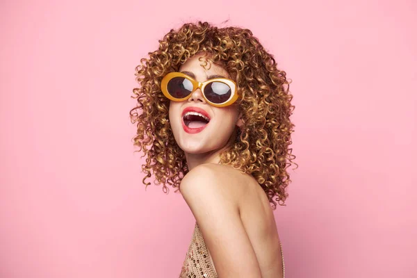 Pretty woman Sluneční brýle studio kudrnaté vlasy módní oblečení — Stock fotografie