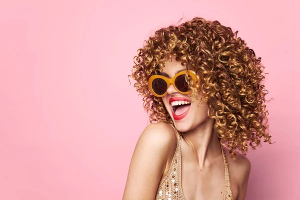 Modell lockiges Haar Spaß rote Lippen Emotionen rosa Hintergrund — Stockfoto