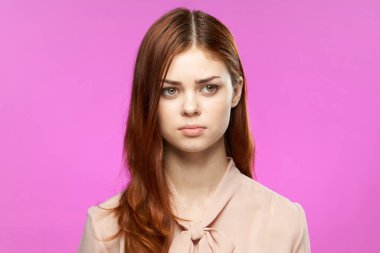 çekici kadın güzel saç makyaj malzemeleri stüdyo pembe arka plan