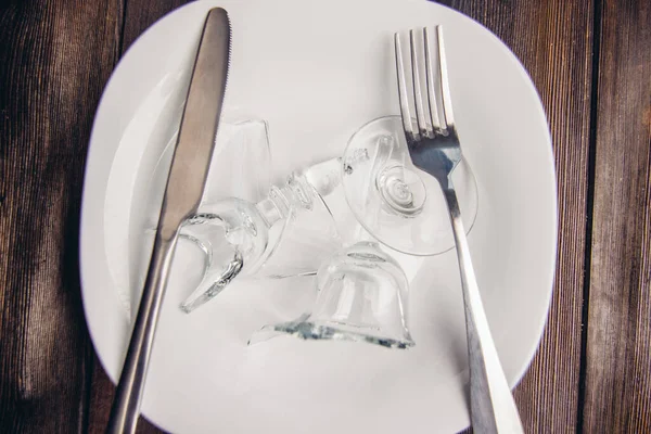 Tabaktaki kırık cam çatal bıçak takımı ahşap masa. — Stok fotoğraf