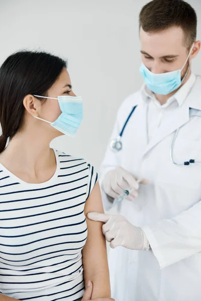 Il medico inietta il vaccino nei pazienti protezione sanitaria della spalla contro il virus covid — Foto Stock