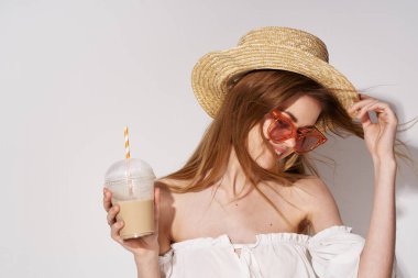 İçkili şapkalı neşeli bir kadın şaşaalı elleri olan.