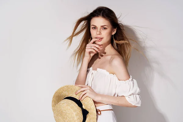 Schöne Frau trägt Hüte Glamour Luxus Studio Dekoration Modell — Stockfoto