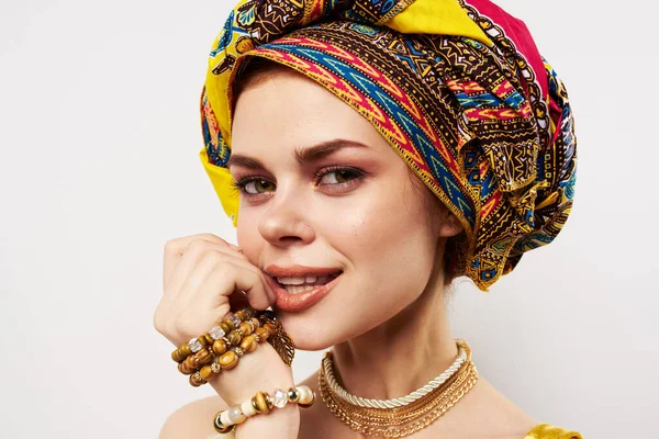 Bella donna decorazione orientale abbigliamento multicolore turbante trucco moda — Foto Stock