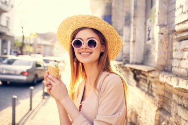 Güneş gözlüklü neşeli kadın, güneşli gün yürüyüşü yapıyor.