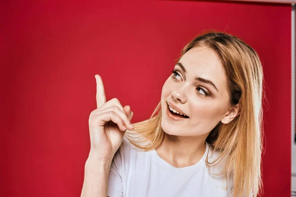 Alegre loira mulher gestos com mão emoções estilo de vida branco t-shirt vermelho isolado fundo — Fotografia de Stock