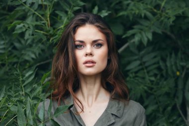 Ormanda bir esmerin portresi. Doğa seyahati. 