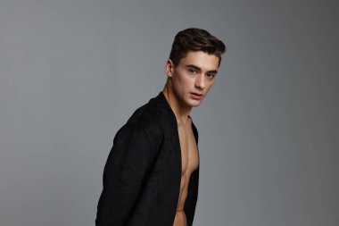 Düğmeleri iliklenmemiş şık gömlekli şık moda çekiciliği olan bir adam.