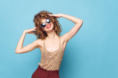 Kadın gülümse duygu kıvırcık saçlar kırmızı dudaklar parlak makyaj 