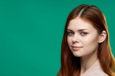 Yakından güzel bir kadın. Çekici. Stüdyo yeşil arka plan.