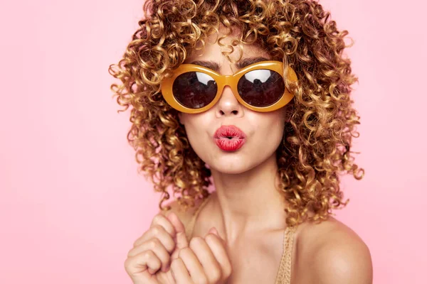 Modell Lockiges Haar rote Lippen Emotionen dunkle Brille isolierter Hintergrund — Stockfoto