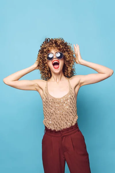 Sexy model krullend haar handen in de buurt van hoofd emoties Studio mode kleding — Stockfoto