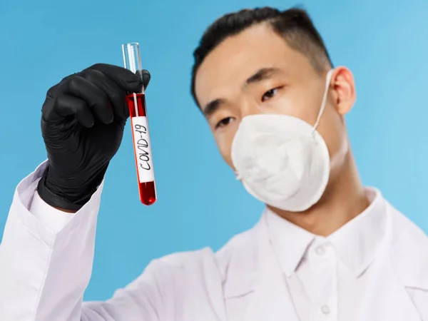 Лабораторний асистент азіатського вигляду захисна маска кров'яний тест ковід-19 біохімія — стокове фото
