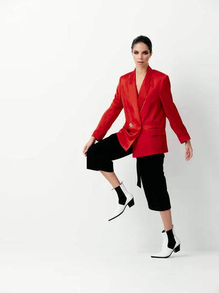 Φθινοπωρινή συλλογή ρούχων και γυναικών μοντέλο κόκκινο σακάκι παντελόνι μπότες — Φωτογραφία Αρχείου