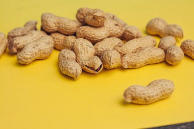 bira fincanı fıstık kabuk sarısı bar atıştırmalığı