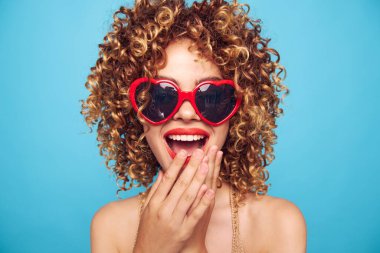 Duygusal kadın elini kırmızı dudaklarıyla ağzını kapadı. 