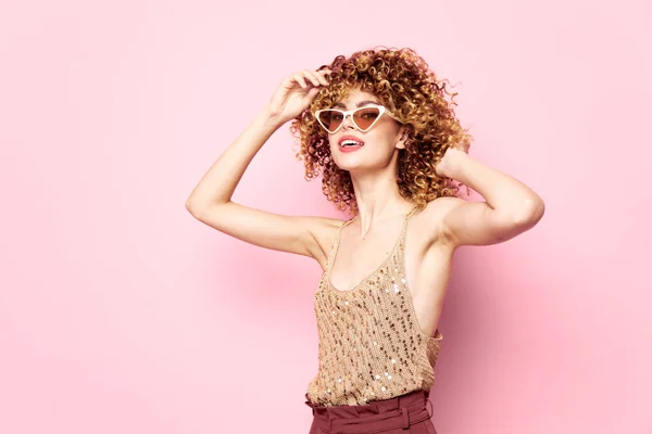 Модель вьющиеся волосы модные очки студия розовый фон — стоковое фото