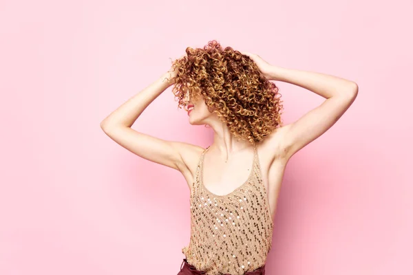Модель вьющиеся волосы Мода стиль жизни руки на голове розовый — стоковое фото