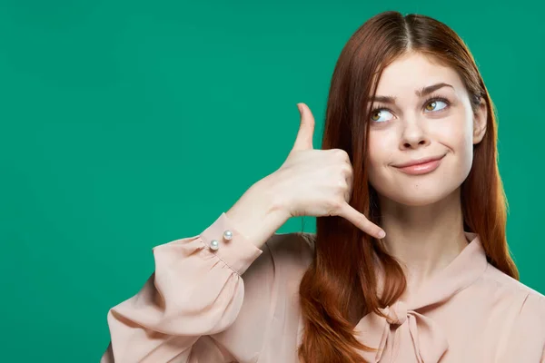 Mulher bonita gesticulando com as mãos rosa camisa charme emoção fundo verde — Fotografia de Stock