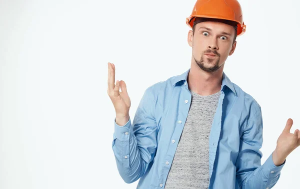 Arquiteto em capacete laranja e camisa desabotoada gesticulando com as mãos corte vista fundo branco — Fotografia de Stock