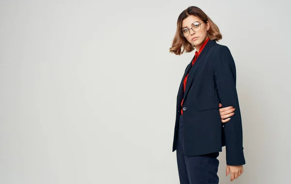 Mujer de negocios en un traje azul clásico y una camisa roja gestos Copiar espacio —  Fotos de Stock