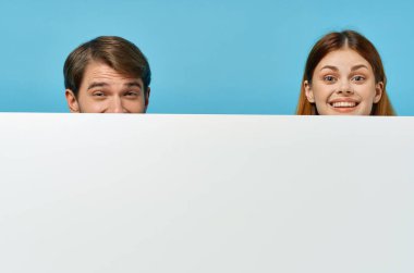 Erkek ve kadın reklam pankartı yetkilileri