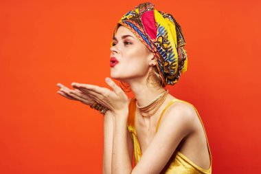 Türban desenli kırmızı dudaklı kadın duyguları cezbediyor kırmızı arka plan