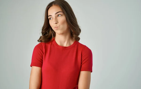 Csinos nő piros póló életmód érzelmek szürke háttér — Stock Fotó