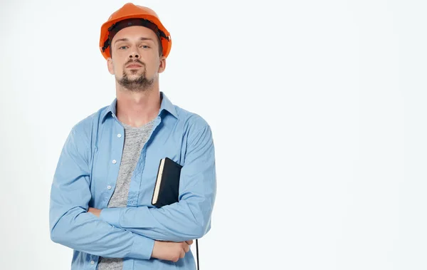 Samec architekt v oranžové tvrdé klobouk pracovní šedé pozadí oříznutý pohled — Stock fotografie