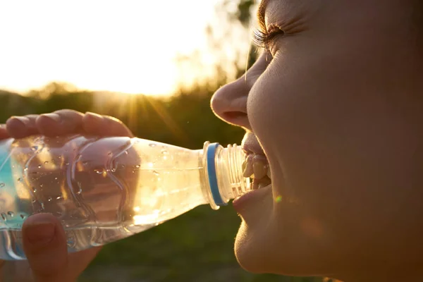 Boldog nő palack vízzel a természetben nap fák zöld fű nyár — Stock Fotó