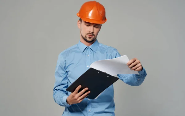 Инженер-строитель в оранжевом шлеме — стоковое фото