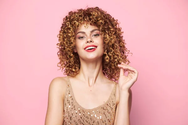 Sexy Model Smile Red Lips Curly Hair Studio helles Make-up — Stockfoto