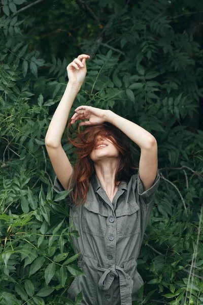 Mulher ao ar livre segurando as mãos acima de sua cabeça emoções viagem natureza — Fotografia de Stock