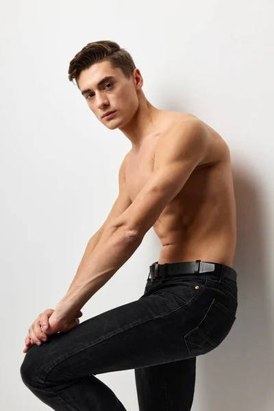 Bonito masculino nu torso preto calças retrato estúdio isolado fundo — Fotografia de Stock