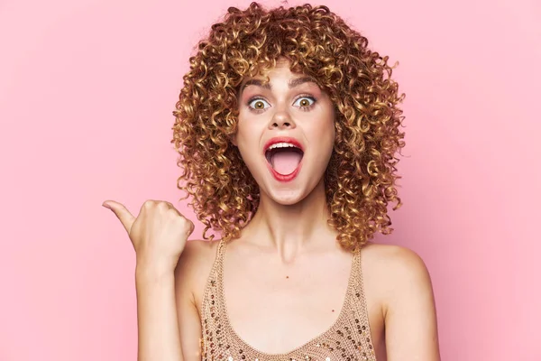 Lady Curly cabelo emoções ampla boca aberta Espaço Copiar maquiagem brilhante — Fotografia de Stock
