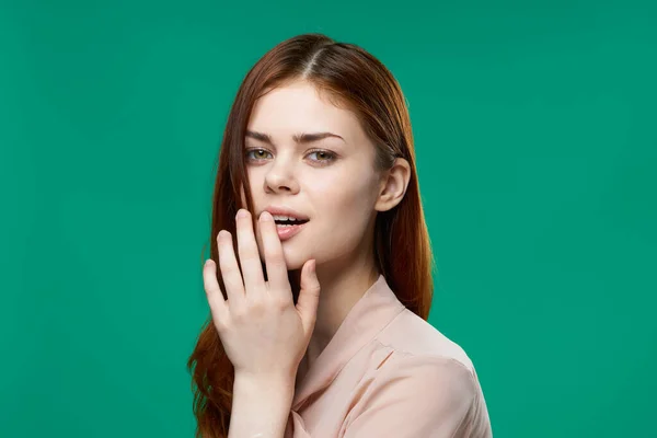 Bella donna allegra tiene la mano sul suo viso aspetto attraente sfondo verde — Foto Stock