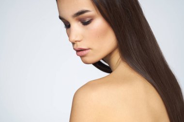 Güzel, esmer, çıplak omuzlar, uzun, yakın plan açık renk saçlar.