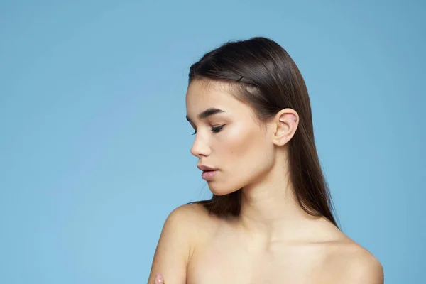 Morena com ombros nus cosméticos close-up cuidados da pele azul fundo — Fotografia de Stock