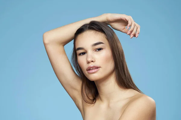 Mulher com ombros nus cosméticos de cabelo longo atraente olhar azul fundo — Fotografia de Stock