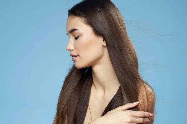 Hübsche Frau nackte Schultern Haarpflege Nahaufnahme Bank blauer Hintergrund — Stockfoto