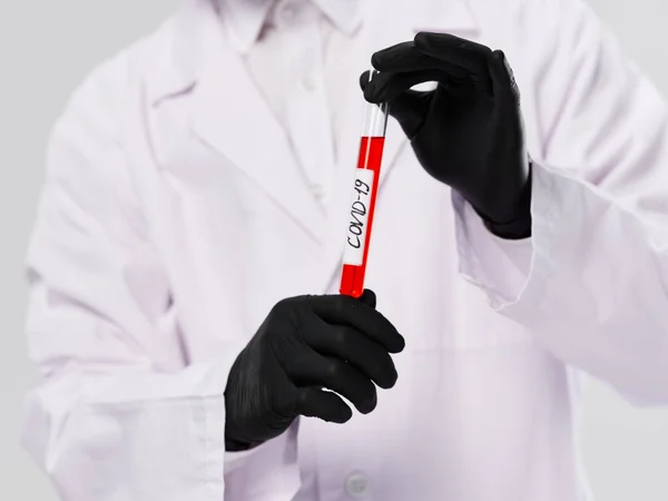 Чорні рукавички з білим пальто Тестова трубка з аналізом ковідо-19 крові — стокове фото