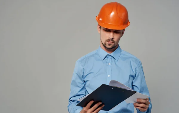 Engenheiro civil arquitetura homem em capacete laranja — Fotografia de Stock