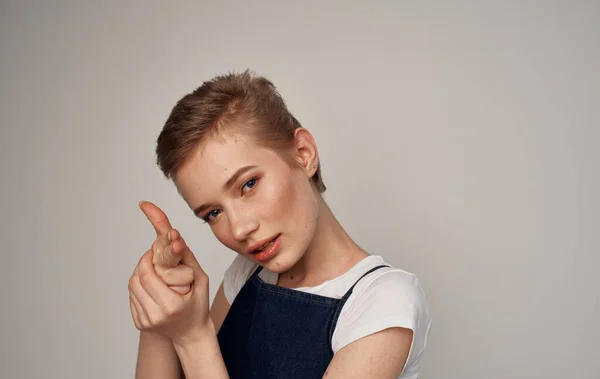 Mulher bonita com cabelo curto cosméticos luz fundo — Fotografia de Stock