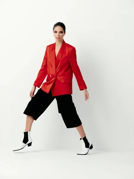 Modell i snygga kläder höst röda kavaj byxor stövlar — Stockfoto