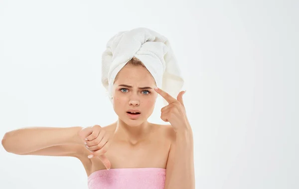 Femme frustrée gesticulant avec les mains et une serviette sur la tête épaules nues — Photo