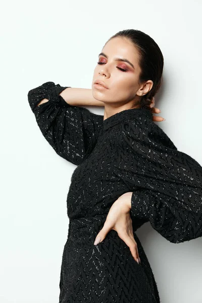 Attrayant brunette maquillage lumineux robe noire modèle glamour — Photo
