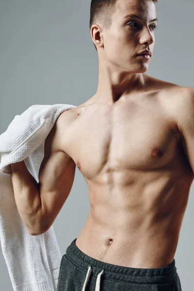 Красивый парень с мышечными полотенцами для тела в стороны тренировки — стоковое фото