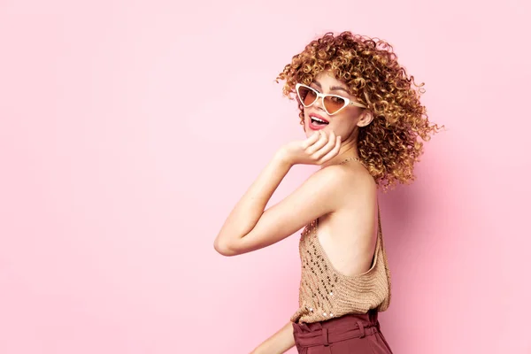 Красивая женщина Волосы модные очки студия розовый фон — стоковое фото