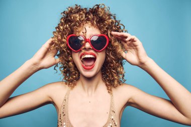 Duygusal kadın ve kırmızı kıvırcık saçlı kalp şeklinde gözlük. 