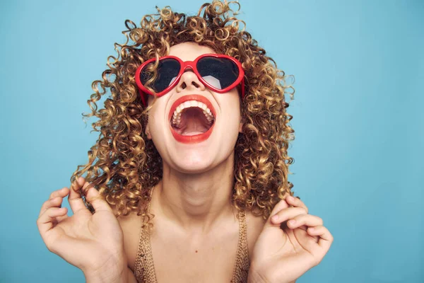 Mulher Curly cabelo emoção ampla boca aberta óculos vermelhos — Fotografia de Stock